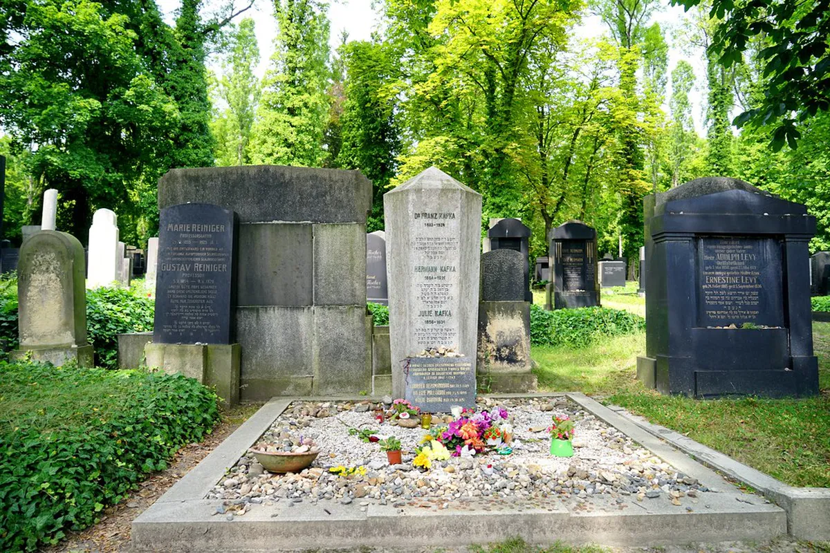 Visit Olsany Cemeteries and Kafka's Grave in Prague